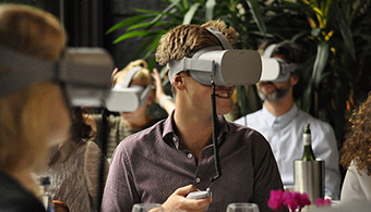 Virtual reality bedrijfsuitje aan tafel arnhem